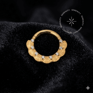 argola clicker titânio dourado com design texturizado de conchas orgânicas e cravação na borda externa frontal de 8 pedras de zircônia premium translúcidas, sistema de encaixe articulado clicker, ideal para perfurações de septo e daith.