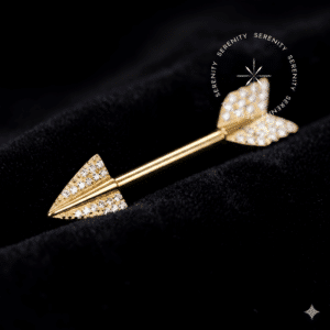 piercing mamilo ouro 18k forjado em Titânio Grau Implante ASTM F136 com acabamento PVD dourado, exibindo design arquitetônico linear de flecha com ponta e plumagem cravejadas por pedras Zircônia Premium corte Navete e brilhante no tom translúcido majestic, estruturado sobre haste calibre 1.6mm com encaixe de pressão push pin bi-lateral para adorno íntimo de alta joalheria.