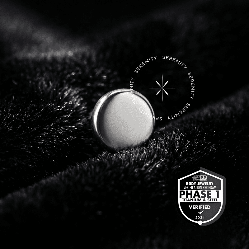 piercing titânio grau implante com design utilitário de disco chapa flat perfeitamente plano e liso sem pedrarias, sistema de encaixe por pressão push pin universal, superfície metálica super polida altamente reflexiva, ideal para uso anti-atrito e de extremo conforto anatômico.