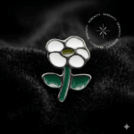 Piercing Rosca Interna Titânio com design de flor detalhada esmaltada em resina premium branca e verde botânico na cor de titânio puro natural, com pino de rosca interna de 0.9mm atraumático para perfurações corporais e cartilagem.