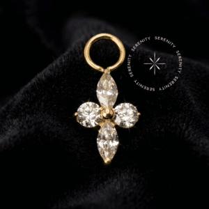 Piercing titânio dourado em formato de trevo com zircônias premium radiantes, anel conector para encaixe em argolas e labrets de alta joalheria corporal.