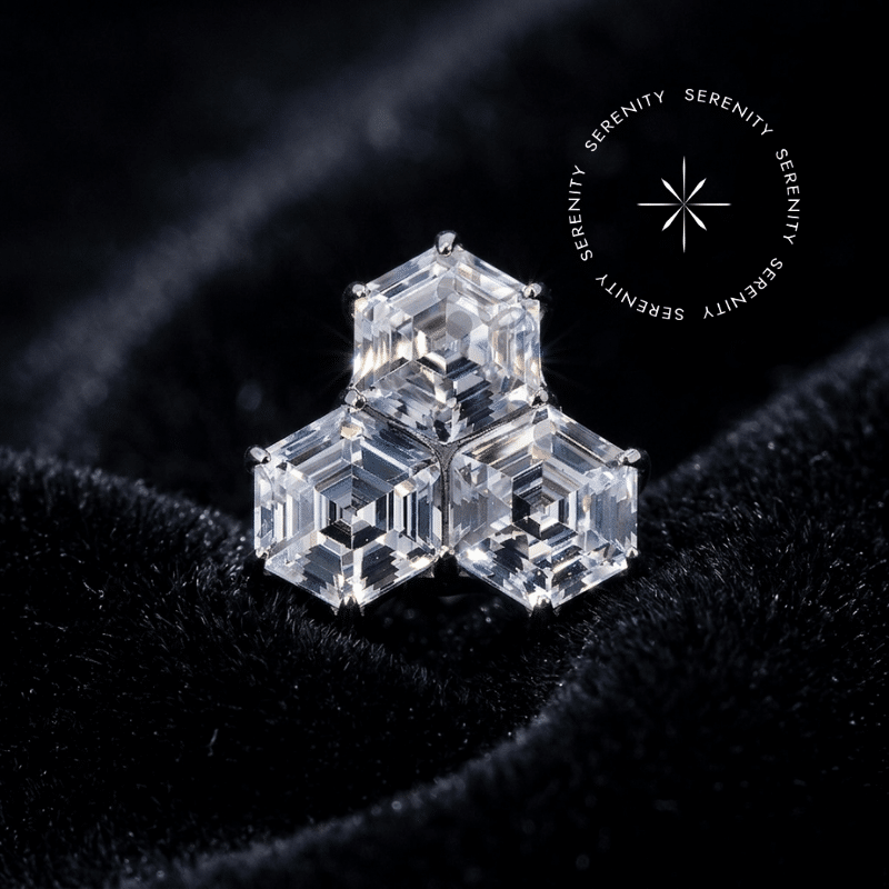 Piercing Titânio Grau Implante apresentando topo imponente de 6.6mm x 6.6mm em design geométrico de colmeia (cluster), ricamente cravejado com múltiplas Zircônias Premium Translúcido Majestic. A base da joia evidencia o encaixe seguro para rosca interna de 0.9mm. Uma peça de alta joalheria anatômica capturada em altíssima resolução, revelando seu polimento impecável sobre um fundo contrastante de cetim liso e brilhante, ideal para cartilagens amplas como Conch e Flat.