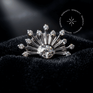 Piercing Titânio Grau Implante exibindo um luxuoso topo majestoso no formato Calda de Pavão, com medidas imponentes de 7.1mm x 10.9mm. A peça é ricamente cravejada com um leque de Zircônias Premium Translúcido Majestic, revelando uma arquitetura de refração luminosa complexa. Equipado com pino de rosca interna atraumática de 0.9mm, fotografado em macrolente 8k repousando sobre as dobras suaves de um impecável tecido de cetim liso e branco puro, desenhado para composições statement em Conch e Flat.