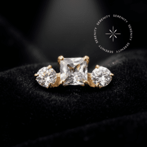piercing titânio dourado em formato topo cluster detalhando uma zircônia premium quadrada central abraçada por zircônias redondas, pino de rosca interna delicado, forjado em titânio revestido com ouro 18k PVD de alto brilho para perfurações em cartilagens exigentes.
