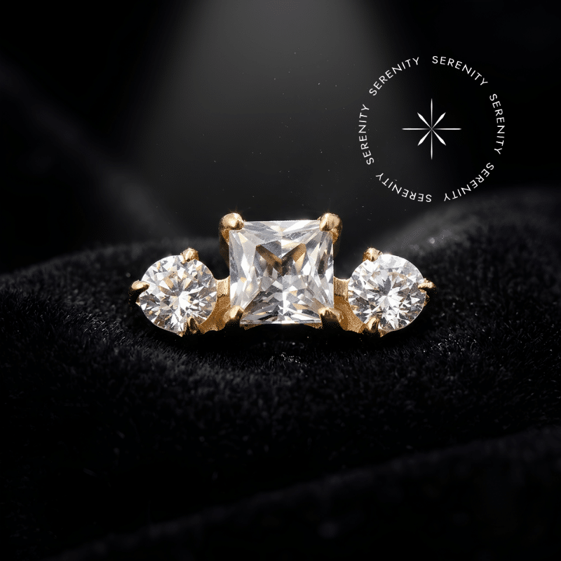piercing titânio dourado em formato topo cluster detalhando uma zircônia premium quadrada central abraçada por zircônias redondas, pino de rosca interna delicado, forjado em titânio revestido com ouro 18k PVD de alto brilho para perfurações em cartilagens exigentes.