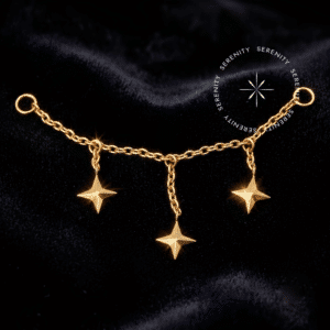 piercing titânio dourado corrente conectora de 40mm com três pingentes de estrela suspensos e cravejados com Zircônias Premium delicadas, finalidade de conectar perfurações adjacentes em setups de orelha luxuosos.