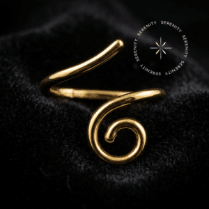 Piercing titânio dourado com design escultural em formato de segmento espiral de 12.7 mm, superfície espelhada de alto brilho refletindo luz contínua, sistema de encaixe por rosca interna, ideal para projetos de alta joalheria auricular.