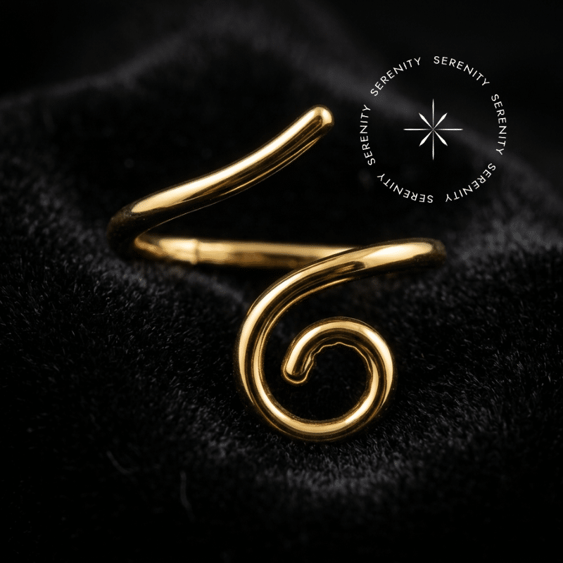 Piercing titânio dourado com design escultural em formato de segmento espiral de 12.7 mm, superfície espelhada de alto brilho refletindo luz contínua, sistema de encaixe por rosca interna, ideal para projetos de alta joalheria auricular.