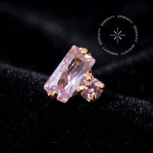 Topo Piercing Titânio Dourado Topo Piercing Titânio Dourado com cravação geométrica baguete e micro esferas laterais em texturas facetadas de alto brilho reflexivo, sistema de rosca interna de 0.9mm, ideal para composições de cartilagem e lóbulo.