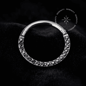 Argola Septo PVD Black com cravação frontal escultural de Zircônias Premium Midnight escuras e brilhantes, exibindo pino liso de encaixe clicker em Titânio Grau Implante para perfurações de septo e daith de alto luxo.