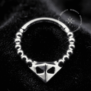 Argola Septo Titânio com design frontal triangular ornamentado, acabamento polido espelhado, fecho tipo clicker articulado, ideal para aplicação elegante em septo e daith.