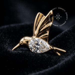 piercing titânio dourado com design de tríade cravejada com três pedras vermelhas de lapidação premium repousando suavemente sobre um tecido de cetim branco de alta opulência.