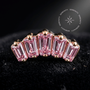 piercing titânio dourado com design em cluster de 11mm adornado por cinco zircônias rosa de lapidação premium repousando suavemente sobre um tecido de cetim branco de alta opulência.