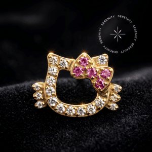 Fotografia em modo macro de um topo titânio dourado em formato de Hello Kitty, cravejado com zircônias translúcidas e rosas, repousando suavemente sobre um tecido de cetim branco de alta opulência.