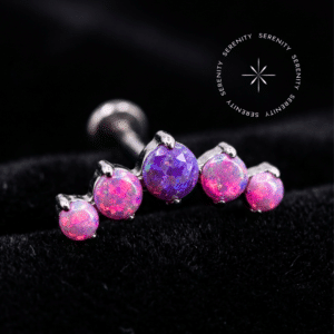 piercing titânio grau implante com design em cluster adornado por cinco opalas rosas, repousando suavemente sobre um tecido de cetim branco de alta opulência.