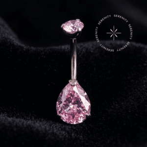 piercing umbigo titânio com design de curvatura em formato gota adornado por zircônias rosas de lapidação premium, repousando suavemente sobre um tecido de cetim branco de alta opulência.