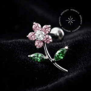 topo rosca interna titânio grau implante exibindo um majestoso design floral de 11mm cravejado com zircônias premium em tons rosa blush e verde esmeraldina, pino de rosca interna inferior, ideal para atualização de labrets em cartilagem.