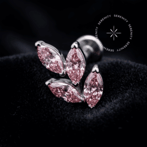 topo rosca interna titânio grau implante exibindo um design botânico de folhas com 9mm cravejado com quatro zircônias premium no tom rosa blush lapidação navete, pino de rosca interna inferior, ideal para atualização de labrets em cartilagem.