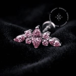 Labret Titânio Grau Implante prateado com cluster de 12mm cravejado em pedras de zircônia premium rosa blush com lapidação navette e circular, encaixe rosca interna para conch e helix.