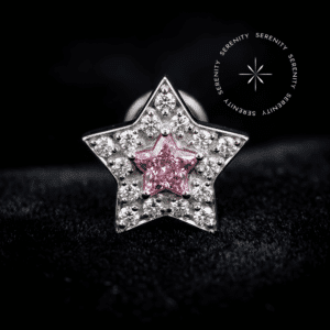 Piercing Titânio Grau Implante na versão topo avulso em formato de estrela de 8mm em tonalidade natural, cravejado com zircônia premium rosa blush central e zircônias premium radiantes nas bordas, pino de encaixe seguro threadless push pin para helix e lóbulo.