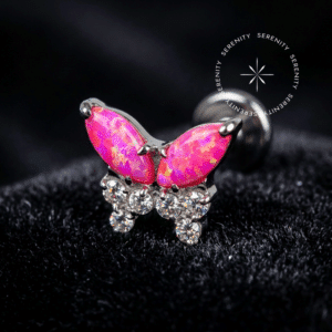 Labret Titânio Grau Implante com topo de borboleta cravado em opala rosa e zircônias premium transparentes, base plana com pino de rosca interna, ideal para projetos luxuosos de cartilagem.