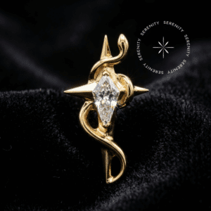 Piercing titânio dourado com design de cruz e serpente enrolada em alto relevo, destacando uma zircônia translúcida central de lapidação premium.