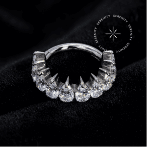 argola click titânio em formato de coroa cravejada com zircônia translúcida,