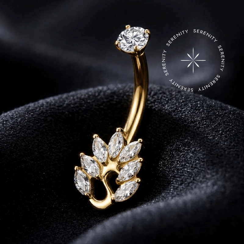 Piercing Umbigo Cisne Titânio repousando suavemente sobre um tecido de cetim preto de alta opulência, destacando o formato gracioso com zircônias e o acabamento dourado.