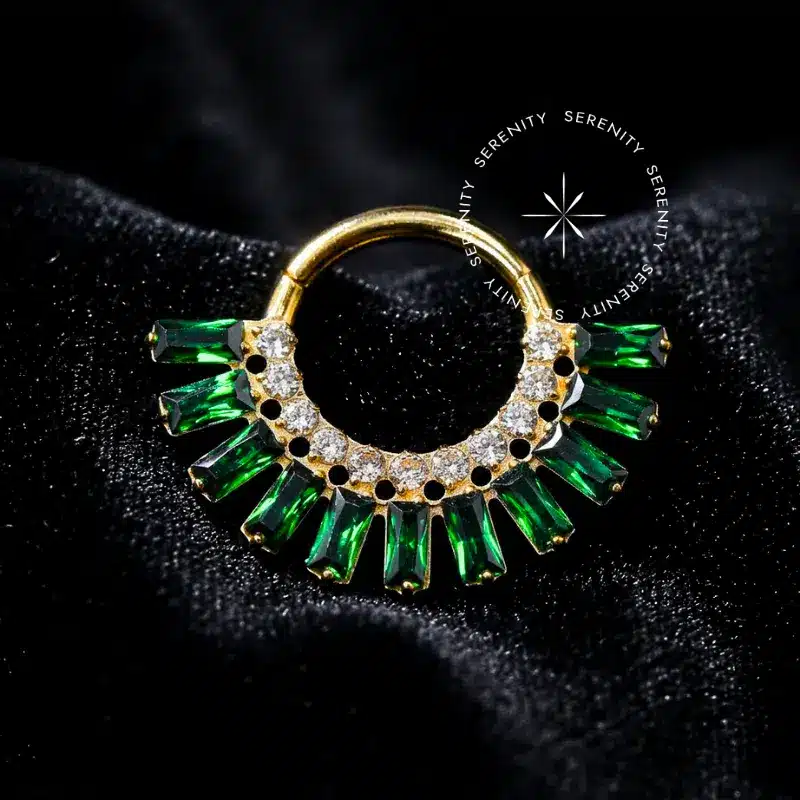 EP02 – Conjunto Auricular Cravejado Verde Esmeralda – Titânio Revestido de Ouro 18k - Imagem 2