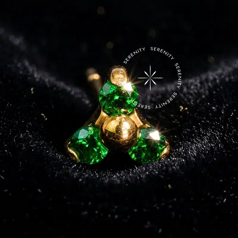 EP02 – Conjunto Auricular Cravejado Verde Esmeralda – Titânio Revestido de Ouro 18k - Imagem 7