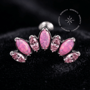 piercing titânio grau implante com design cluster alongado adornado por opalas e zircônias rosa repousando suavemente sobre um tecido de cetim branco de alta opulência.